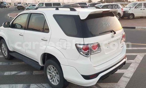 Acheter Import Voiture Toyota Fortuner Blanc à Import - Dubai, East Mahé Acheter Import Voiture Toyota Fortuner Blanc à Import - Dubai, East Mahé