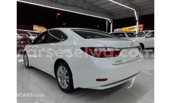 Acheter Import Voiture Lexus ES Blanc à Import - Dubai, East Mahé Acheter Import Voiture Lexus ES Blanc à Import - Dubai, East Mahé