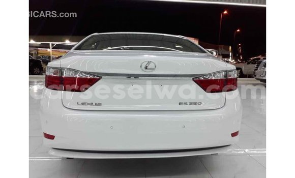 Acheter Import Voiture Lexus ES Blanc à Import - Dubai, East Mahé Acheter Import Voiture Lexus ES Blanc à Import - Dubai, East Mahé