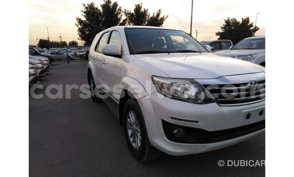 Acheter Import Voiture Toyota Fortuner Blanc à Import - Dubai, East Mahé Acheter Import Voiture Toyota Fortuner Blanc à Import - Dubai, East Mahé