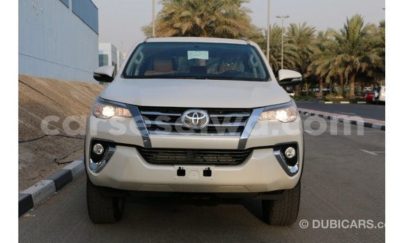 Acheter Import Voiture Toyota Fortuner Noir à Import - Dubai, East Mahé Acheter Import Voiture Toyota Fortuner Noir à Import - Dubai, East Mahé