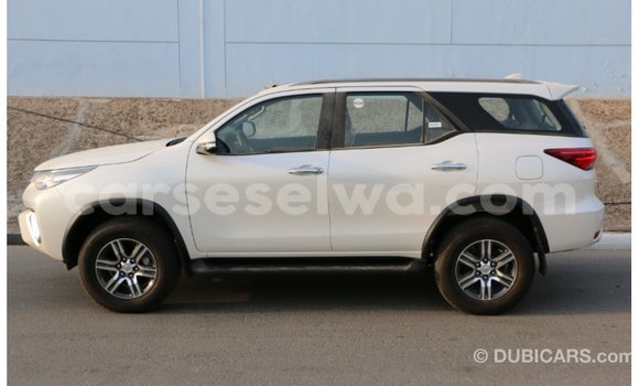 Acheter Import Voiture Toyota Fortuner Noir à Import - Dubai, East Mahé Acheter Import Voiture Toyota Fortuner Noir à Import - Dubai, East Mahé