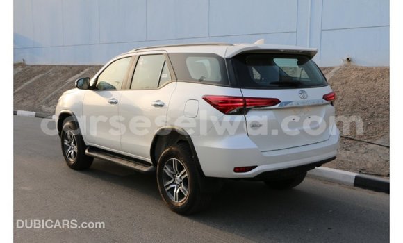 Acheter Import Voiture Toyota Fortuner Noir à Import - Dubai, East Mahé Acheter Import Voiture Toyota Fortuner Noir à Import - Dubai, East Mahé