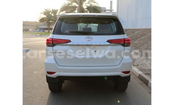 Acheter Import Voiture Toyota Fortuner Noir à Import - Dubai, East Mahé Acheter Import Voiture Toyota Fortuner Noir à Import - Dubai, East Mahé