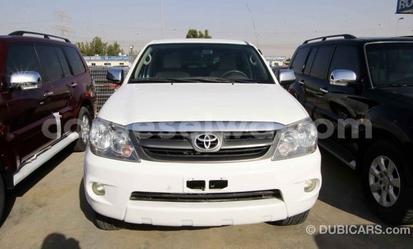 Acheter Import Voiture Toyota Fortuner Blanc à Import - Dubai, East Mahé Acheter Import Voiture Toyota Fortuner Blanc à Import - Dubai, East Mahé