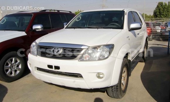 Acheter Import Voiture Toyota Fortuner Blanc à Import - Dubai, East Mahé Acheter Import Voiture Toyota Fortuner Blanc à Import - Dubai, East Mahé