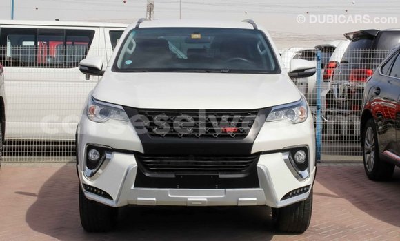 Acheter Import Voiture Toyota Fortuner Blanc à Import - Dubai, East Mahé Acheter Import Voiture Toyota Fortuner Blanc à Import - Dubai, East Mahé