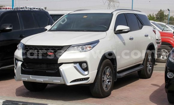 Acheter Import Voiture Toyota Fortuner Blanc à Import - Dubai, East Mahé Acheter Import Voiture Toyota Fortuner Blanc à Import - Dubai, East Mahé