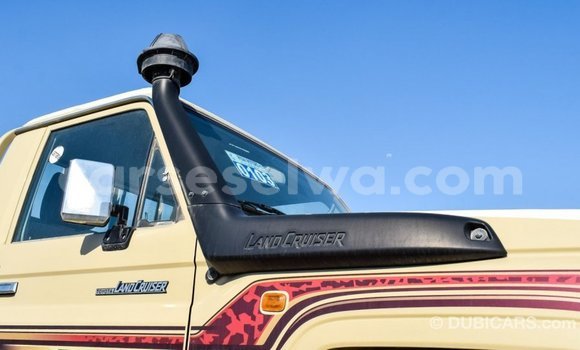 Acheter Import Voiture Toyota Land Cruiser Beige à Import - Dubai, East Mahé Acheter Import Voiture Toyota Land Cruiser Beige à Import - Dubai, East Mahé