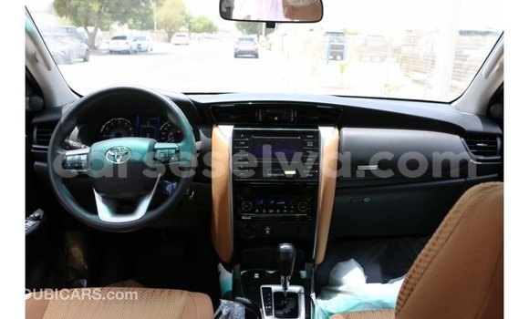 Acheter Import Voiture Toyota Fortuner Noir à Import - Dubai, East Mahé Acheter Import Voiture Toyota Fortuner Noir à Import - Dubai, East Mahé