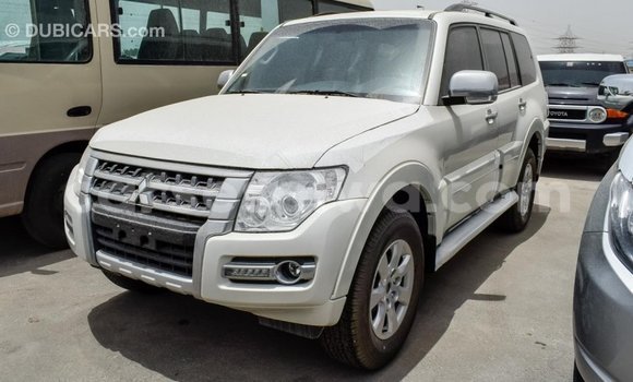 Acheter Import Voiture Mitsubishi Pajero Blanc à Import - Dubai, East Mahé Acheter Import Voiture Mitsubishi Pajero Blanc à Import - Dubai, East Mahé