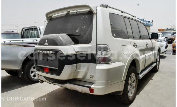 Acheter Import Voiture Mitsubishi Pajero Blanc à Import - Dubai, East Mahé Acheter Import Voiture Mitsubishi Pajero Blanc à Import - Dubai, East Mahé