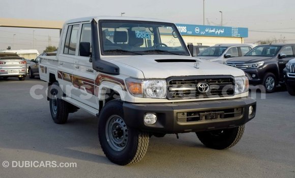 Acheter Import Voiture Toyota Land Cruiser Blanc à Import - Dubai, East Mahé Acheter Import Voiture Toyota Land Cruiser Blanc à Import - Dubai, East Mahé