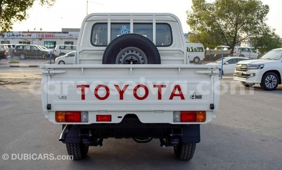 Acheter Import Voiture Toyota Land Cruiser Blanc à Import - Dubai, East Mahé Acheter Import Voiture Toyota Land Cruiser Blanc à Import - Dubai, East Mahé
