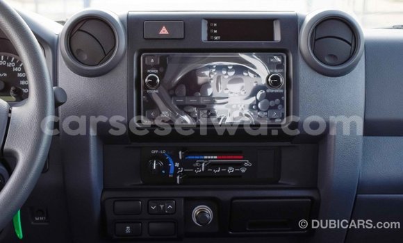 Acheter Import Voiture Toyota Land Cruiser Blanc à Import - Dubai, East Mahé Acheter Import Voiture Toyota Land Cruiser Blanc à Import - Dubai, East Mahé