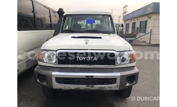 Acheter Import Voiture Toyota Land Cruiser Blanc à Import - Dubai, East Mahé Acheter Import Voiture Toyota Land Cruiser Blanc à Import - Dubai, East Mahé