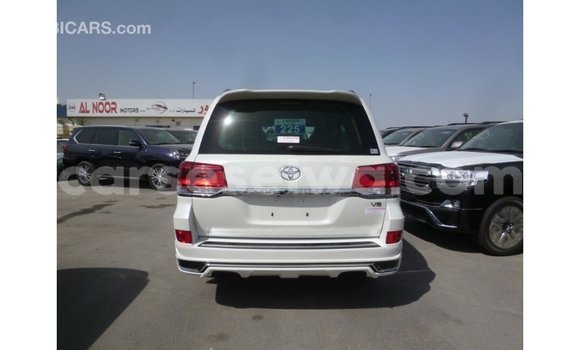 Acheter Import Voiture Toyota Land Cruiser Blanc à Import - Dubai, East Mahé Acheter Import Voiture Toyota Land Cruiser Blanc à Import - Dubai, East Mahé