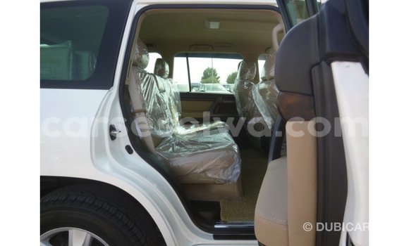 Acheter Import Voiture Toyota Land Cruiser Blanc à Import - Dubai, East Mahé Acheter Import Voiture Toyota Land Cruiser Blanc à Import - Dubai, East Mahé