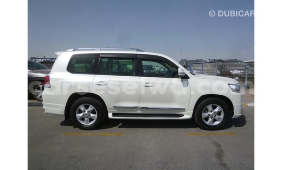 Acheter Import Voiture Toyota Land Cruiser Blanc à Import - Dubai, East Mahé Acheter Import Voiture Toyota Land Cruiser Blanc à Import - Dubai, East Mahé