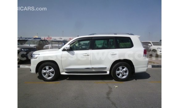 Acheter Import Voiture Toyota Land Cruiser Blanc à Import - Dubai, East Mahé Acheter Import Voiture Toyota Land Cruiser Blanc à Import - Dubai, East Mahé