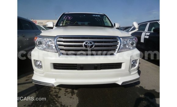Buy Import Toyota Land Cruiser White Car in Import - Dubai in East Mahé Buy Import Toyota Land Cruiser White Car in Import - Dubai in East Mahé