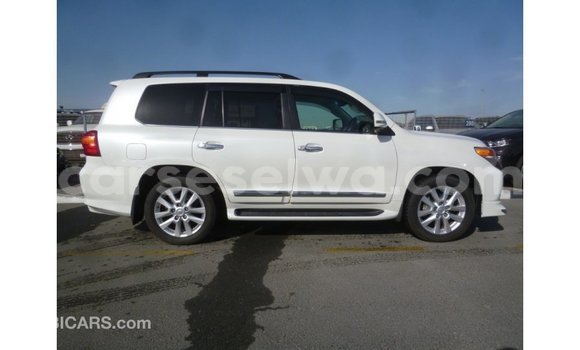 Buy Import Toyota Land Cruiser White Car in Import - Dubai in East Mahé Buy Import Toyota Land Cruiser White Car in Import - Dubai in East Mahé