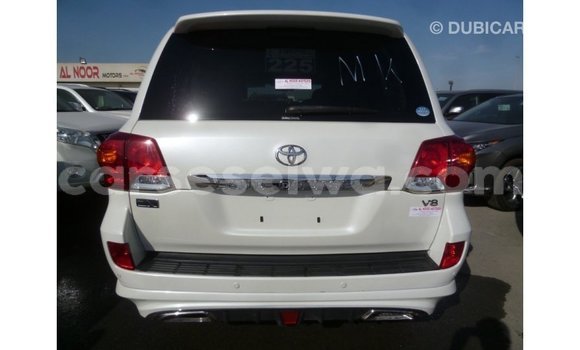 Buy Import Toyota Land Cruiser White Car in Import - Dubai in East Mahé Buy Import Toyota Land Cruiser White Car in Import - Dubai in East Mahé