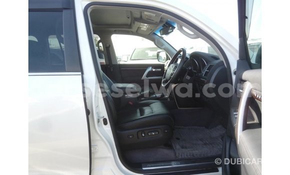 Buy Import Toyota Land Cruiser White Car in Import - Dubai in East Mahé Buy Import Toyota Land Cruiser White Car in Import - Dubai in East Mahé