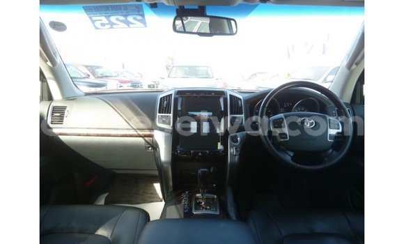 Buy Import Toyota Land Cruiser White Car in Import - Dubai in East Mahé Buy Import Toyota Land Cruiser White Car in Import - Dubai in East Mahé