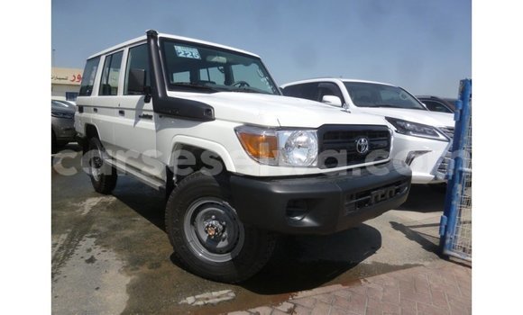 Acheter Import Voiture Toyota Land Cruiser Blanc à Import - Dubai, East Mahé Acheter Import Voiture Toyota Land Cruiser Blanc à Import - Dubai, East Mahé