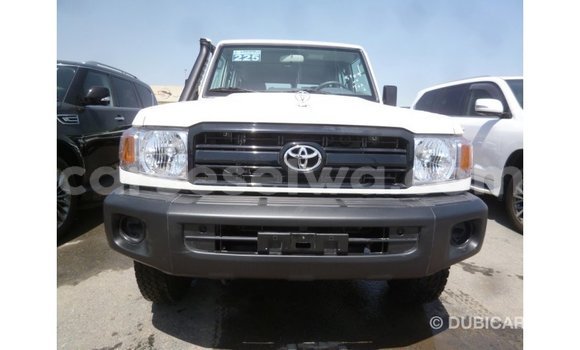 Acheter Import Voiture Toyota Land Cruiser Blanc à Import - Dubai, East Mahé Acheter Import Voiture Toyota Land Cruiser Blanc à Import - Dubai, East Mahé