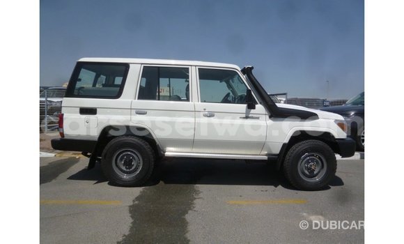 Acheter Import Voiture Toyota Land Cruiser Blanc à Import - Dubai, East Mahé Acheter Import Voiture Toyota Land Cruiser Blanc à Import - Dubai, East Mahé