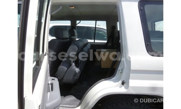 Acheter Import Voiture Toyota Land Cruiser Blanc à Import - Dubai, East Mahé Acheter Import Voiture Toyota Land Cruiser Blanc à Import - Dubai, East Mahé