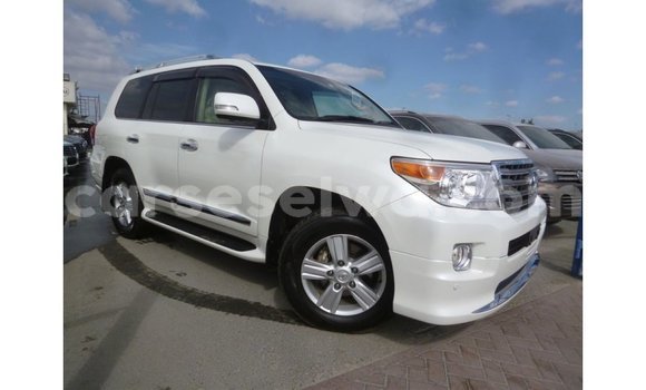 Acheter Import Voiture Toyota Land Cruiser Blanc à Import - Dubai, East Mahé Acheter Import Voiture Toyota Land Cruiser Blanc à Import - Dubai, East Mahé