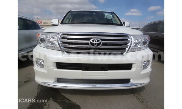 Acheter Import Voiture Toyota Land Cruiser Blanc à Import - Dubai, East Mahé Acheter Import Voiture Toyota Land Cruiser Blanc à Import - Dubai, East Mahé