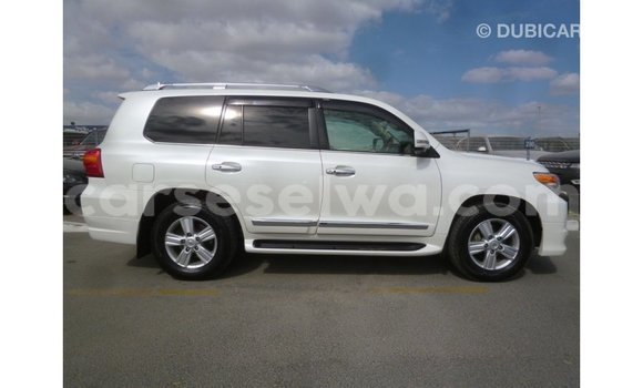Acheter Import Voiture Toyota Land Cruiser Blanc à Import - Dubai, East Mahé Acheter Import Voiture Toyota Land Cruiser Blanc à Import - Dubai, East Mahé