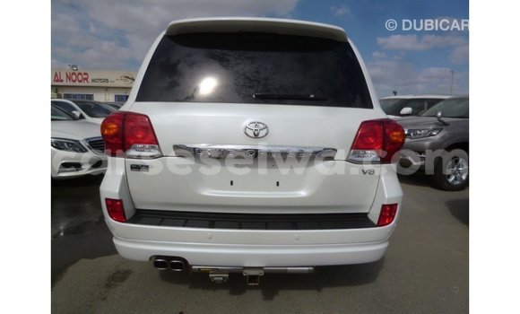 Acheter Import Voiture Toyota Land Cruiser Blanc à Import - Dubai, East Mahé Acheter Import Voiture Toyota Land Cruiser Blanc à Import - Dubai, East Mahé