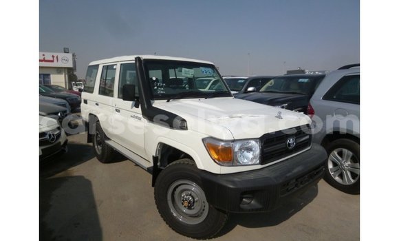 Acheter Import Voiture Toyota Land Cruiser Blanc à Import - Dubai, East Mahé Acheter Import Voiture Toyota Land Cruiser Blanc à Import - Dubai, East Mahé
