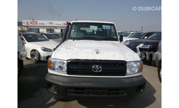 Acheter Import Voiture Toyota Land Cruiser Blanc à Import - Dubai, East Mahé Acheter Import Voiture Toyota Land Cruiser Blanc à Import - Dubai, East Mahé