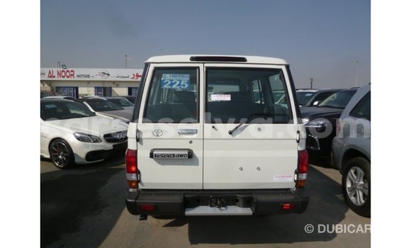 Acheter Import Voiture Toyota Land Cruiser Blanc à Import - Dubai, East Mahé Acheter Import Voiture Toyota Land Cruiser Blanc à Import - Dubai, East Mahé