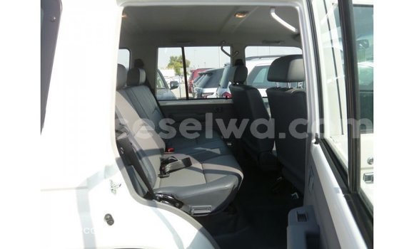 Acheter Import Voiture Toyota Land Cruiser Blanc à Import - Dubai, East Mahé Acheter Import Voiture Toyota Land Cruiser Blanc à Import - Dubai, East Mahé