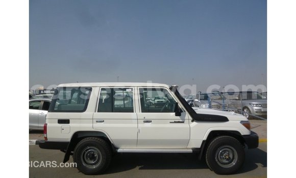 Acheter Import Voiture Toyota Land Cruiser Blanc à Import - Dubai, East Mahé Acheter Import Voiture Toyota Land Cruiser Blanc à Import - Dubai, East Mahé