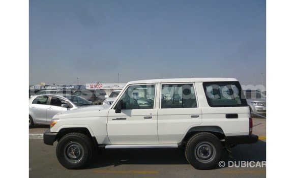 Acheter Import Voiture Toyota Land Cruiser Blanc à Import - Dubai, East Mahé Acheter Import Voiture Toyota Land Cruiser Blanc à Import - Dubai, East Mahé