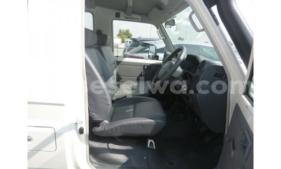 Buy Import Toyota Land Cruiser White Car in Import - Dubai in East Mahé Buy Import Toyota Land Cruiser White Car in Import - Dubai in East Mahé