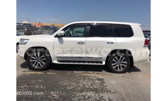 Buy Import Toyota Land Cruiser White Car in Import - Dubai in East Mahé Buy Import Toyota Land Cruiser White Car in Import - Dubai in East Mahé