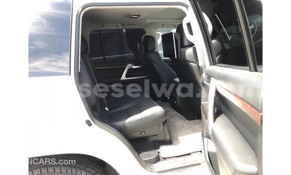 Buy Import Toyota Land Cruiser White Car in Import - Dubai in East Mahé Buy Import Toyota Land Cruiser White Car in Import - Dubai in East Mahé