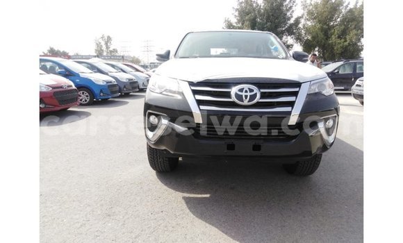 Acheter Import Voiture Toyota Fortuner Noir à Import - Dubai, East Mahé Acheter Import Voiture Toyota Fortuner Noir à Import - Dubai, East Mahé