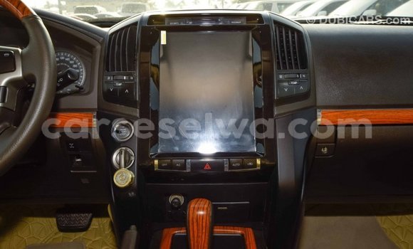 Acheter Import Voiture Toyota Land Cruiser Blanc à Import - Dubai, East Mahé Acheter Import Voiture Toyota Land Cruiser Blanc à Import - Dubai, East Mahé