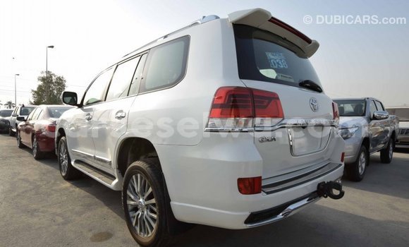 Acheter Import Voiture Toyota Land Cruiser Blanc à Import - Dubai, East Mahé Acheter Import Voiture Toyota Land Cruiser Blanc à Import - Dubai, East Mahé