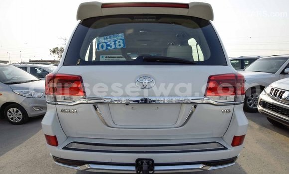 Acheter Import Voiture Toyota Land Cruiser Blanc à Import - Dubai, East Mahé Acheter Import Voiture Toyota Land Cruiser Blanc à Import - Dubai, East Mahé